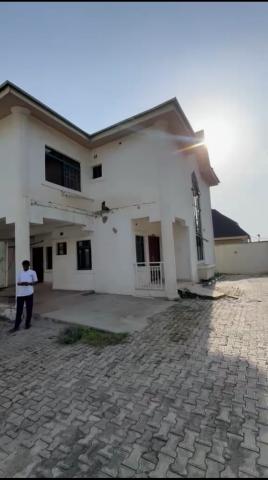 Distress Sale: 4-Bedroom Detached Duplex with 3-Room BQ, Gwarinpa Main, Abuja – ₦350M
