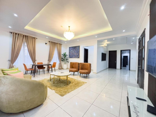 Ground-Floor 3-Bedroom Executive Apartment with Entertainment Lounge – Lekki Phase 1