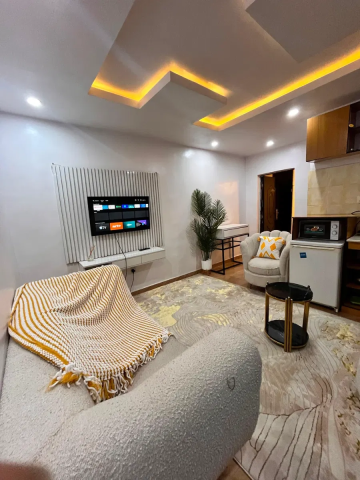 Furnished 1-Bedroom Apartment with Wi-Fi, Pool & 24/7 Power in Adeniyi Jones