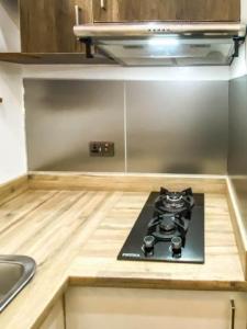 Charming Designer Studio Apt | Courtyard