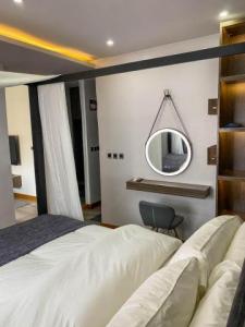 Romantic One Bed Apt with Patio, Ikoyi