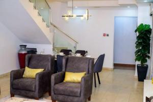 4 bedroom Maisonette